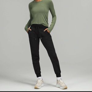 Lululemon Women's on The Move Dance Studio Mid-Rise Jogger Pants - Black size 6